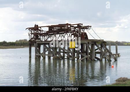 Alresford Creek, Essex, Überreste des Ballast Barge Jetty auf ruhigen Gewässern Stockfoto