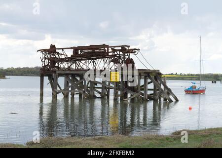 Alresford Creek, Essex, Überreste des Ballast Barge Jetty auf ruhigen Gewässern Stockfoto