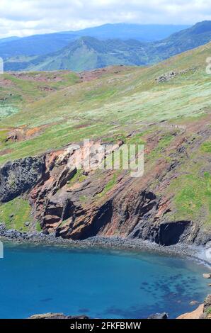 Kristallklares Küstenwasser in Ponta de Sao Lourenco, der östlichsten Spitze der Insel Madeira Stockfoto