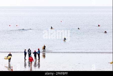 Garrylucas, Cork, Irland. Mai 2021. Mehr als sechzig Teilnehmer durchliefen die letzten Open-Water-Tests, die von Water Safety Ireland und Cork County Council am Garrylucas Beach, Co. Cork, Irland, organisiert wurden.- Credit; David Creedon / Alamy Live News Stockfoto