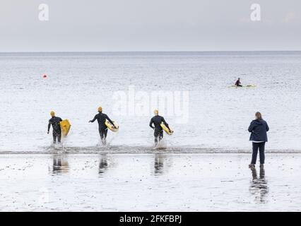 Garrylucas, Cork, Irland. Mai 2021. Mehr als sechzig Teilnehmer durchliefen die letzten Open-Water-Tests, die von Water Safety Ireland und Cork County Council am Garrylucas Beach, Co. Cork, Irland, organisiert wurden.- Credit; David Creedon / Alamy Live News Stockfoto