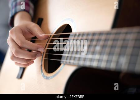 Die Frau Hände spielen akustische Gitarre, Nahaufnahme Stockfoto