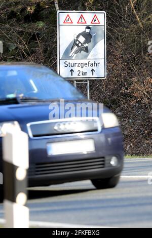 20. April 2021, Sachsen-Anhalt, Blankenburg: Auf einer Landstraße in Richtung Blankenburg steht ein Warnschild für Motorradfahrer "Fallgefahr". In den nächsten Wochen werden viele Motorradfahrer ihre Zweiräder wieder aus dem Winterschlaf holen. Foto: Peter Gercke/dpa-Zentralbild/ZB Stockfoto