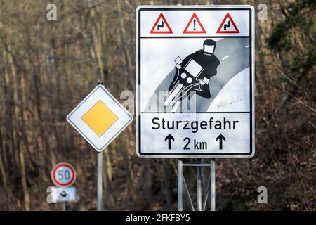 20. April 2021, Sachsen-Anhalt, Blankenburg: Auf einer Landstraße in Richtung Blankenburg steht ein Warnschild für Motorradfahrer "Fallgefahr". In den nächsten Wochen werden viele Motorradfahrer ihre Zweiräder wieder aus dem Winterschlaf holen. Foto: Peter Gercke/dpa-Zentralbild/ZB Stockfoto