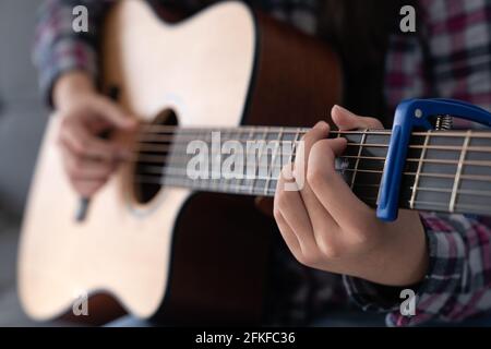 Die Frau Hände spielen akustische Gitarre, Nahaufnahme Stockfoto