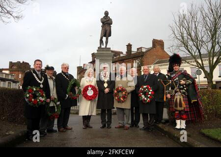 Ayr Burns Statue Square, Ayrshire, Schottland, Großbritannien die jährliche Kranzniederlegung, um die Geburt von Robert Burns mit Vertretern von Alloway Burns Club, Prestwick Burns Club, Ayr Burns Club, Largs Cronies, South Ayrshire Council zu loben ( Stellvertretende Provost Mary Kilpatrick ) Und dem Präsidenten der Robert Burns World Federation Jim Thomson Stockfoto