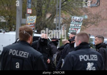 Chemnitz, Deutschland. Mai 2021. Anhänger der rechtsextremen Partei 'der III. Weg' steht am Rande einer Kundgebung der Partei "Freie Sachsen". Quelle: Sebastian Willnow/dpa-Zentralbild/dpa/Alamy Live News Stockfoto