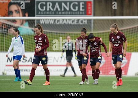 Carouge, Schweiz. Mai 2021. 1. Mai 2021, Carouge, Stade de la Fontenette, AXA Women's Super League: Servette FC Chenois Feminin - FC St.Gallen-Staad, Servette Torfeier nach einem weiteren Tor (Schweiz/Kroatien OUT) Quelle: SPP Sport Pressefoto. /Alamy Live News Stockfoto