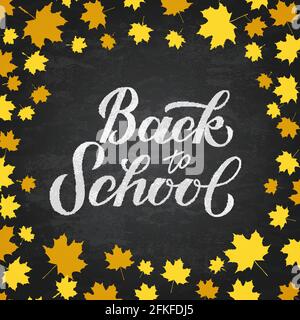 Zurück zur Schule Kalligraphie Handschriftzug auf Kreidetafel Hintergrund umgeben von Herbstblättern. Vektorvorlage für Typografie Poster, Logo Design, Bann Stock Vektor