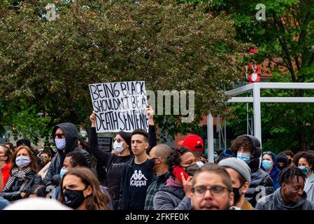 Montreal Quebec Kanada 31 2020. Mai: Black Lives Matter protestiert in Montreal durch das Polizeihauptquartier während der COVID-19 Pandemie Stockfoto