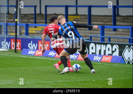 ROCHDALE, GROSSBRITANNIEN. 1. MAI Stephen Humphrys vom Rochdale AFC wird am Samstag, den 1. Mai 2021 im Spotland Stadium, Rochdale, von Reece James vom Doncaster Rovers FC während des Spiels der Sky Bet League 1 zwischen Rochdale und Doncaster Rovers angegangen. (Kredit: Ian Charles, MI News) Kredit: MI News & Sport /Alamy Live News Stockfoto