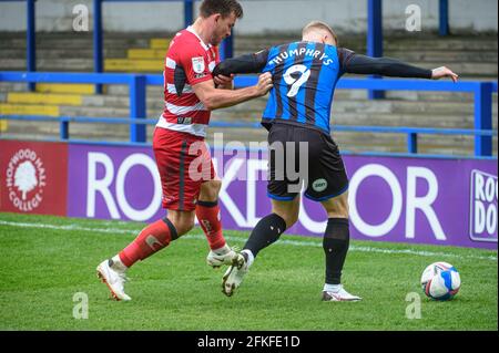 ROCHDALE, GROSSBRITANNIEN. 1. MAI Stephen Humphrys vom Rochdale AFC wird am Samstag, den 1. Mai 2021 im Spotland Stadium, Rochdale, von Andrew Butler vom Doncaster Rovers FC während des Spiels der Sky Bet League 1 zwischen Rochdale und Doncaster Rovers angegangen. (Kredit: Ian Charles, MI News) Kredit: MI News & Sport /Alamy Live News Stockfoto