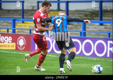 ROCHDALE, GROSSBRITANNIEN. 1. MAI Stephen Humphrys vom Rochdale AFC wird am Samstag, den 1. Mai 2021 im Spotland Stadium, Rochdale, von Andrew Butler vom Doncaster Rovers FC während des Spiels der Sky Bet League 1 zwischen Rochdale und Doncaster Rovers angegangen. (Kredit: Ian Charles, MI News) Kredit: MI News & Sport /Alamy Live News Stockfoto