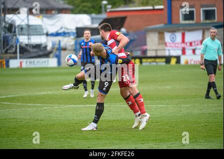 ROCHDALE, GROSSBRITANNIEN. 1. MAI Stephen Humphrys vom Rochdale AFC und Andrew Butler vom Doncaster Rovers FC verwickeln sich während des Sky Bet League 1-Spiels zwischen Rochdale und Doncaster Rovers im Spotland Stadium, Rochdale, am Samstag, 1. Mai 2021. (Kredit: Ian Charles, MI News) Kredit: MI News & Sport /Alamy Live News Stockfoto