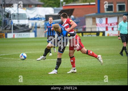 ROCHDALE, GROSSBRITANNIEN. 1. MAI Stephen Humphrys vom Rochdale AFC und Andrew Butler vom Doncaster Rovers FC verwickeln sich während des Sky Bet League 1-Spiels zwischen Rochdale und Doncaster Rovers im Spotland Stadium, Rochdale, am Samstag, 1. Mai 2021. (Kredit: Ian Charles, MI News) Kredit: MI News & Sport /Alamy Live News Stockfoto