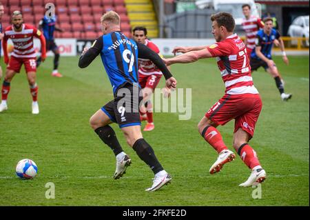 ROCHDALE, GROSSBRITANNIEN. 1. MAI Stephen Humphrys vom Rochdale AFC unter dem Druck von Andrew Butler vom Doncaster Rovers FC während des Sky Bet League 1-Spiels zwischen Rochdale und Doncaster Rovers im Spotland Stadium, Rochdale, am Samstag, 1. Mai 2021. (Kredit: Ian Charles, MI News) Kredit: MI News & Sport /Alamy Live News Stockfoto