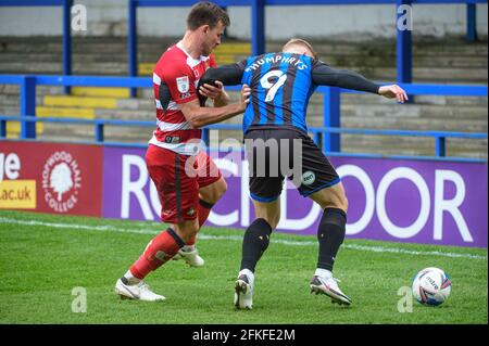 ROCHDALE, GROSSBRITANNIEN. 1. MAI Stephen Humphrys vom Rochdale AFC wird am Samstag, den 1. Mai 2021 im Spotland Stadium, Rochdale, von Andrew Butler vom Doncaster Rovers FC während des Spiels der Sky Bet League 1 zwischen Rochdale und Doncaster Rovers angegangen. (Kredit: Ian Charles, MI News) Kredit: MI News & Sport /Alamy Live News Stockfoto