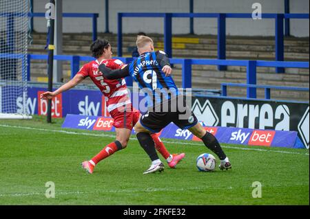 ROCHDALE, GROSSBRITANNIEN. 1. MAI Stephen Humphrys vom Rochdale AFC wird am Samstag, den 1. Mai 2021 im Spotland Stadium, Rochdale, von Reece James vom Doncaster Rovers FC während des Spiels der Sky Bet League 1 zwischen Rochdale und Doncaster Rovers angegangen. (Kredit: Ian Charles, MI News) Kredit: MI News & Sport /Alamy Live News Stockfoto