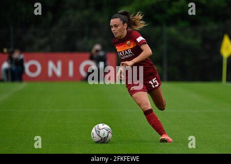 Rom, Italien. 1. Mai 2021. In Aktion während der italienischen Fußball-Liga GESEHEN EIN Frauen-2020/2021-Spiel zwischen AS Roma und AC Mailand im Stadion Tre Fontane/LiveMedia Kredit: Unabhängige Fotoagentur/Alamy Live Nachrichten Stockfoto