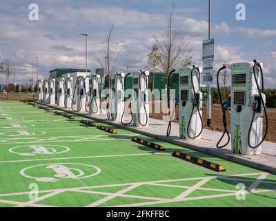 Eine Reihe von Ladestationen für Elektrofahrzeuge an Rugby Services, M6 Junction 1. Stockfoto