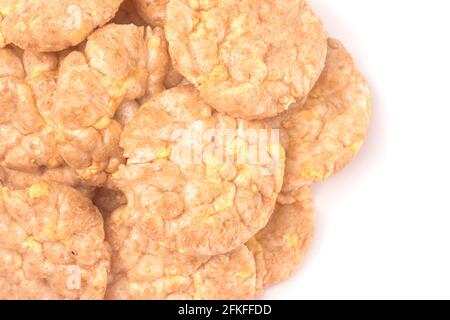 Aromatisierte Mini-Reiscracker auf weißem Hintergrund Stockfoto