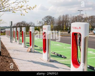 Eine Reihe von Ladestationen für Elektrofahrzeuge an Rugby Services, M6 Junction 1. Stockfoto