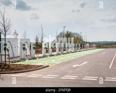 Eine Reihe von Ladestationen für Elektrofahrzeuge an Rugby Services, M6 Junction 1. Stockfoto