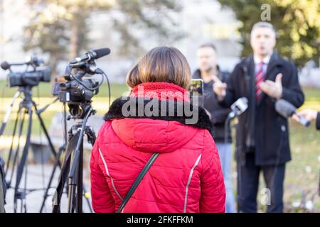 Aufnehmen von Medienereignissen oder Nachrichtenkonferenzen mit einer Videokamera. Public Relations - PR-Konzept. Stockfoto
