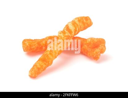 Long and Thing Crunchy Orange Cheesy Chips auf einem White Hintergrund Stockfoto