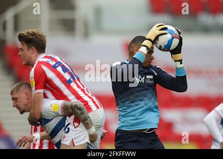 Stoke on Trent, Großbritannien. Mai 2021. QPR-Torhüter Seny Dieng (13) fängt den Ball bei einem Angriff von Stoke City während des Spiels der EFL Sky Bet Championship zwischen Stoke City und Queens Park Rangers am 1. Mai 2021 im bet365 Stadium, Stoke-on-Trent, England. Foto von Jurek Biegus. Nur zur redaktionellen Verwendung, Lizenz für kommerzielle Nutzung erforderlich. Keine Verwendung bei Wetten, Spielen oder Veröffentlichungen einzelner Clubs/Vereine/Spieler. Kredit: UK Sports Pics Ltd/Alamy Live Nachrichten Stockfoto