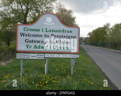 Presteigne Powys, Großbritannien. Mai 2021. Es scheint, dass Schanker ein Eingangsschild zu einer Marktstadt in Mid Wales angepasst haben. Das Schild "Willkommen in Presteigne Home of the Free", das sich auf der Umgehungsstraße der Stadt befindet, wurde an "Heimat der Maskierten" angepasst, vermutlich ein Hinweis auf die Bestimmungen von Covid 19. Kredit: Andrew Compton/Alamy Live Nachrichten Stockfoto