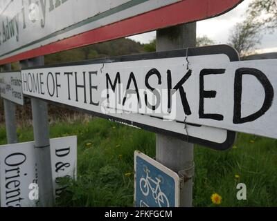 Presteigne Powys, Großbritannien. Mai 2021. Es scheint, dass Schanker ein Eingangsschild zu einer Marktstadt in Mid Wales angepasst haben. Das Schild "Willkommen in Presteigne Home of the Free", das sich auf der Umgehungsstraße der Stadt befindet, wurde an "Heimat der Maskierten" angepasst, vermutlich ein Hinweis auf die Bestimmungen von Covid 19. Kredit: Andrew Compton/Alamy Live Nachrichten Stockfoto