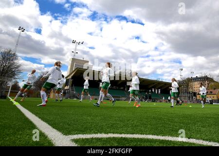 Stockholm, Schweden. Mai 2021. Hammarby IF FF beim Aufwärmen vor dem Spiel in der Schwedischen Liga OBOS Damallsvenskan am 1. Mai 2021 zwischen Hammarby IF und KIF Orebro DFF bei Hammarby IP in Stockholm, Schweden Quelle: SPP Sport Pressefoto. /Alamy Live News Stockfoto