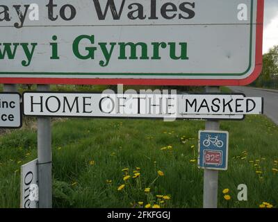 Presteigne Powys, Großbritannien. Mai 2021. Es scheint, dass Schanker ein Eingangsschild zu einer Marktstadt in Mid Wales angepasst haben. Das Schild "Willkommen in Presteigne Home of the Free", das sich auf der Umgehungsstraße der Stadt befindet, wurde an "Heimat der Maskierten" angepasst, vermutlich ein Hinweis auf die Bestimmungen von Covid 19. Kredit: Andrew Compton/Alamy Live Nachrichten Stockfoto