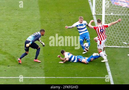 Sam Vokes von Stoke City (rechts) versucht während des Spiels der Sky Bet Championship im bet365 Stadium in Stoke einen Torschuss. Ausgabedatum: Samstag, 1. Mai 2021. Stockfoto