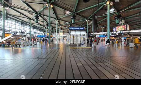 Haupthalle am Flughafen Amsterdam Schiphol Stockfoto
