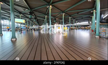Haupthalle am Flughafen Amsterdam Schiphol Stockfoto