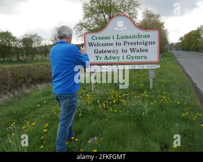 Presteigne Powys, Großbritannien. Mai 2021. Es scheint, dass Schanker ein Eingangsschild zu einer Marktstadt in Mid Wales angepasst haben. Das Schild "Willkommen in Presteigne Home of the Free", das sich auf der Umgehungsstraße der Stadt befindet, wurde an "Heimat der Maskierten" angepasst, vermutlich ein Hinweis auf die Bestimmungen von Covid 19. Kredit: Andrew Compton/Alamy Live Nachrichten Stockfoto