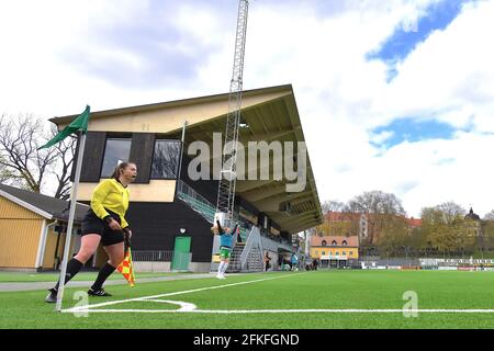 Stockholm, Schweden. Mai 2021. Assistenzschiedsrichter Leonora Heimdahl während des Spiels in der Schwedischen Liga OBOS Damallsvenskan am 1. Mai 2021 zwischen Hammarby IF und KIF Orebro DFF bei Hammarby IP in Stockholm, Schweden Quelle: SPP Sport Pressefoto. /Alamy Live News Stockfoto