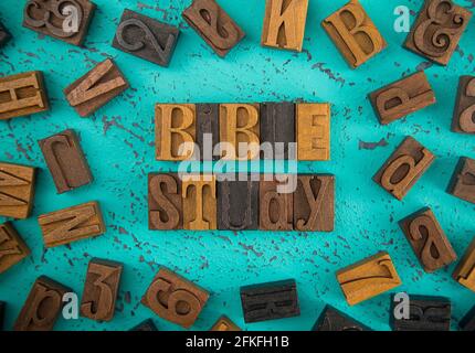 Bibelstudie geschrieben in Holzart Set Block Letters on Ein türkisfarbener Hintergrund Stockfoto