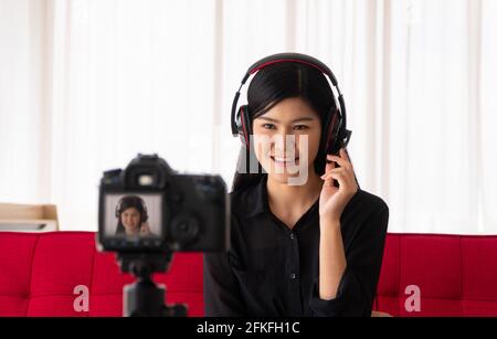 Vlog asiatische Frau Blogger Influencer sitzt auf dem Sofa in zu Hause und Aufnahme Video-Blog für die Lehre und coachen ihre Studenten oder Teilnehmer. Konzept von Stockfoto