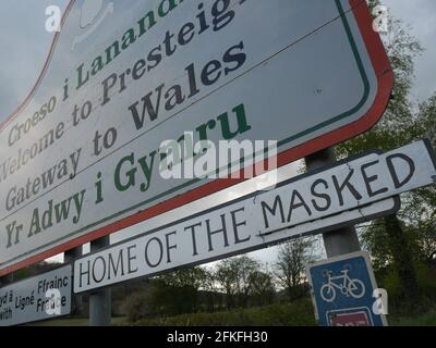 Presteigne Powys, Großbritannien. Mai 2021. Es scheint, dass Schanker ein Eingangsschild zu einer Marktstadt in Mid Wales angepasst haben. Das Schild "Willkommen in Presteigne Home of the Free", das sich auf der Umgehungsstraße der Stadt befindet, wurde an "Heimat der Maskierten" angepasst, vermutlich ein Hinweis auf die Bestimmungen von Covid 19. Kredit: Andrew Compton/Alamy Live Nachrichten Stockfoto