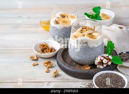 Ein gesundes, vitaminreiches Dessert mit Chiasamen auf hellem Hintergrund mit Platz zum Kopieren. Es wird aus Chiasamen und Kokosmilch mit der Additio hergestellt Stockfoto