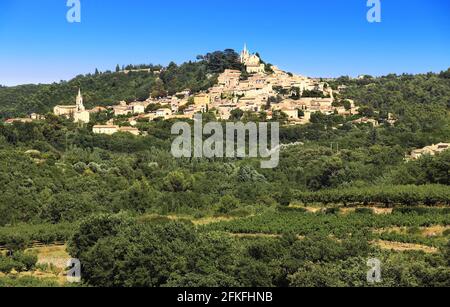 Dorf Bonnieux in der Provence mit Blick auf die Weinberge. Frankreich Stockfoto