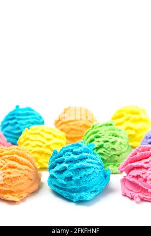 Schaufeln Regenbogen-Eis auf einem weißen Tisch Stockfoto