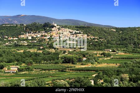 Dorf Bonnieux in der Provence mit Blick auf die Weinberge. Frankreich Stockfoto