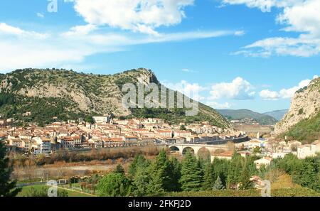 Das Dorf Anduze und seine Schlucht in Gard in der französischen Stadt. Stockfoto