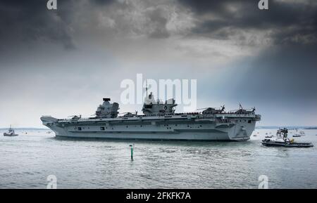 HMS Queen Elizabeth auf dem Weg zum Mittelmeer und Asien-Pazifik Als Teil der Streikgruppe der britischen Fluggesellschaften Stockfoto