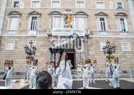 Barcelona, Spanien. Mai 2021. Während der Demonstration singt ein Protestler Parolen auf einem Megaphon vor dem Gebäude der Allgemeinheit Kataloniens.die Vertreter von Animal Rebellion, einer internationalen Bewegung für den Kampf für ein nachhaltiges Ernährungssystem, Klimagerechtigkeit und Tierschutz, aus Barcelona haben sich am Samstag, den 1. Mai, Für eine globale Aktion, die in verschiedenen Städten auf der ganzen Welt durchgeführt wird, um zu warnen, was Tiere zu fressen ist die Ursache von Pandemien. Kredit: SOPA Images Limited/Alamy Live Nachrichten Stockfoto