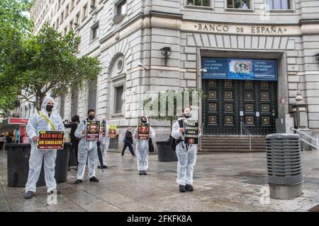 Barcelona, Spanien. Mai 2021. Die Vertreter von Animal Rebellion, einer internationalen Bewegung für den Kampf für ein nachhaltiges Ernährungssystem, Klimagerechtigkeit und Tierschutz, haben sich am Samstag, den 1. Mai, einer globalen Aktion angeschlossen, bei der sich die Vertreter von Animal Rebellion, einer internationalen Bewegung für den Kampf für ein nachhaltiges Ernährungssystem, Klimagerechtigkeit und Tierschutz, Durchgeführt in verschiedenen Städten auf der ganzen Welt, um zu warnen, was Tiere zu fressen ist die Ursache von Pandemien. Kredit: SOPA Images Limited/Alamy Live Nachrichten Stockfoto